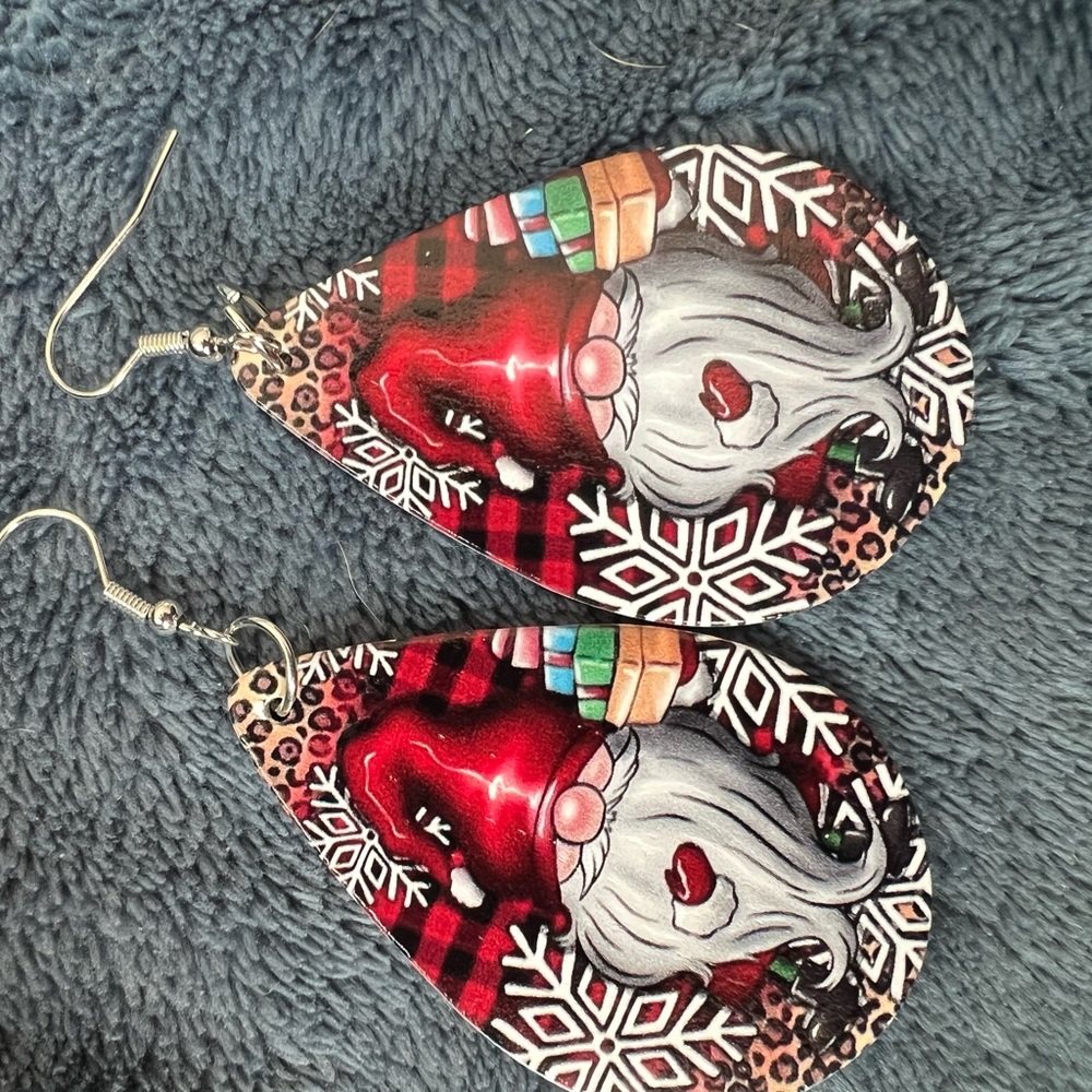 Nomes Christmas earrings